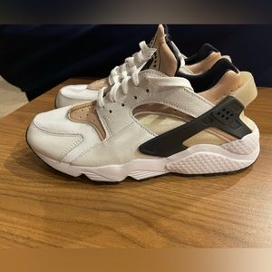 Ladies, size 9 brand new Nike Air Huarache
